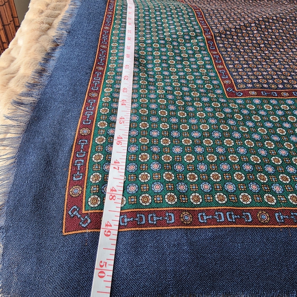 Authentic Vintage Gucci Elegant Patterned Shawl - image 8